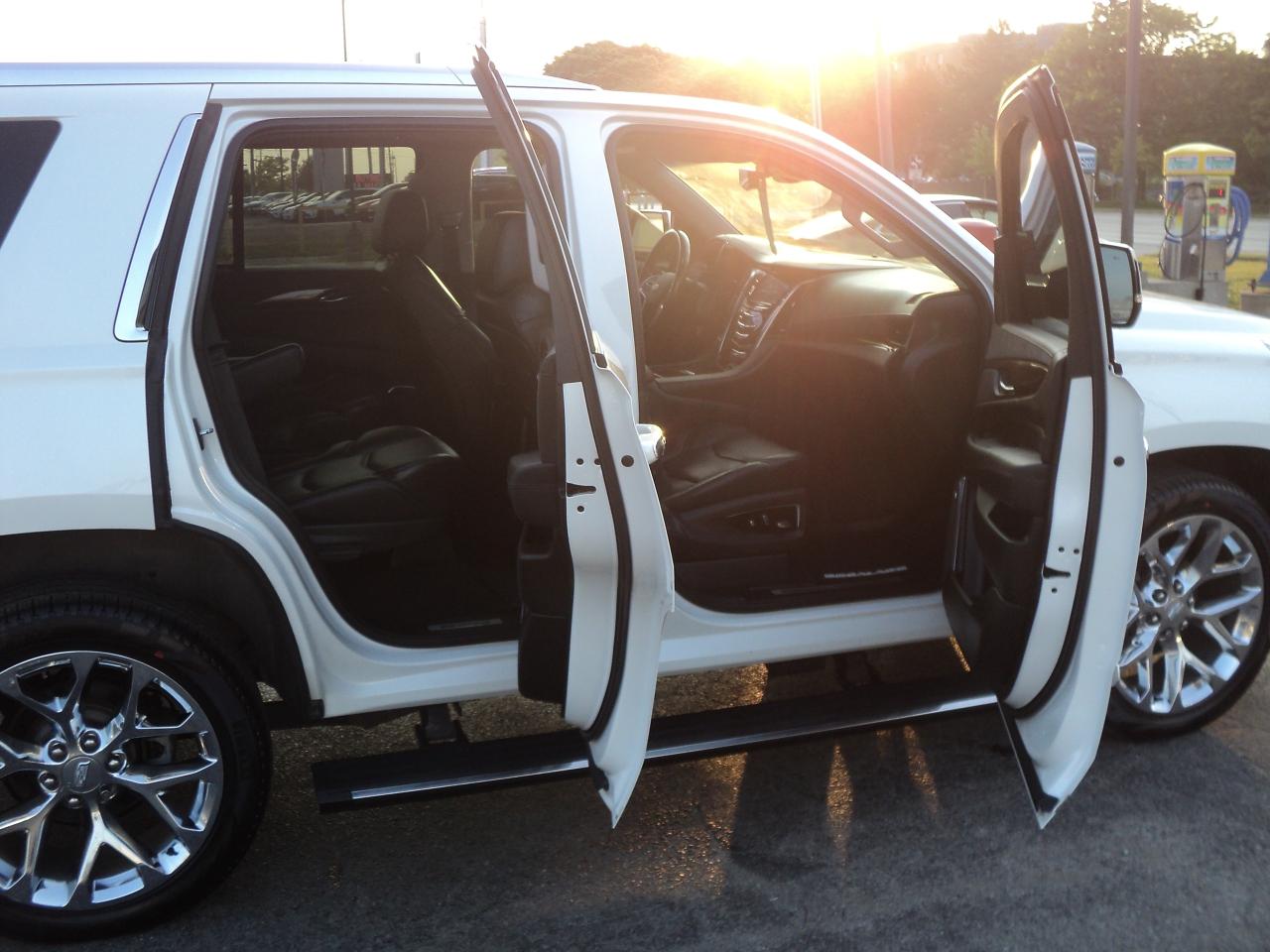 2018 Cadillac Escalade Premium Luxury 4WD 6.2L8cyl 7SeaterRoofNavLeather - Photo #9