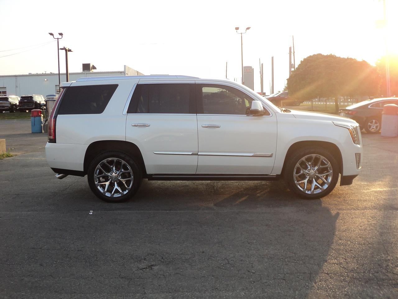 2018 Cadillac Escalade Premium Luxury 4WD 6.2L8cyl 7SeaterRoofNavLeather - Photo #5