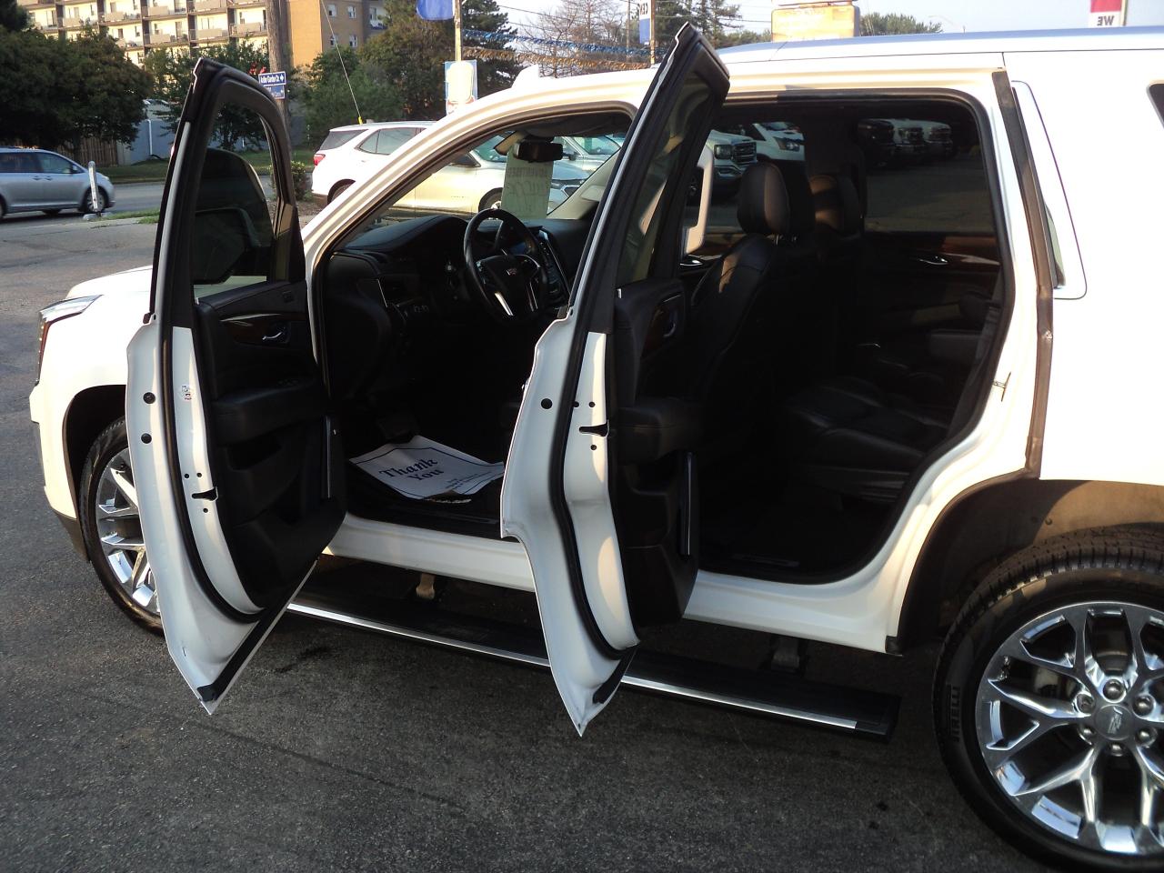 2018 Cadillac Escalade Premium Luxury 4WD 6.2L8cyl 7SeaterRoofNavLeather - Photo #8