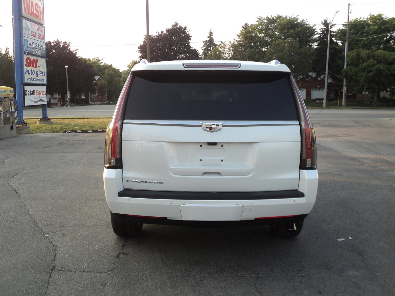 2018 Cadillac Escalade Premium Luxury 4WD 6.2L8cyl 7SeaterRoofNavLeather - Photo #6