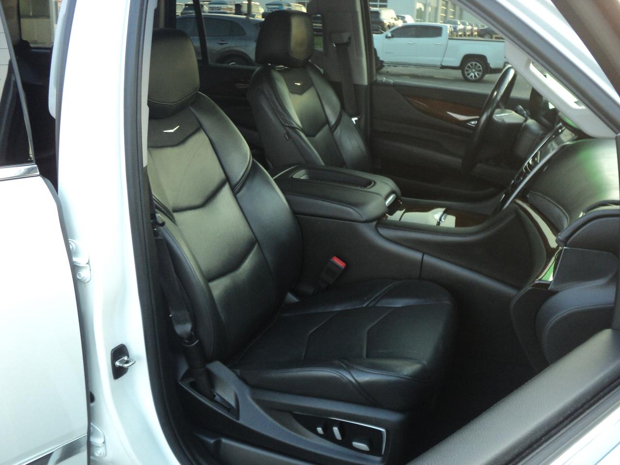 2018 Cadillac Escalade Premium Luxury 4WD 6.2L8cyl 7SeaterRoofNavLeather - Photo #11