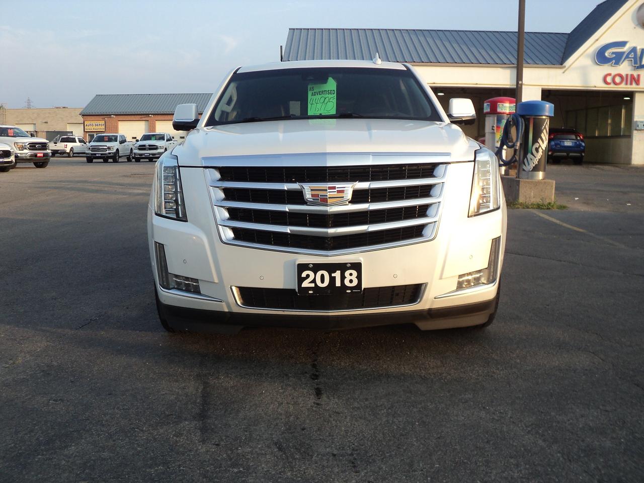 2018 Cadillac Escalade Premium Luxury 4WD 6.2L8cyl 7SeaterRoofNavLeather - Photo #2