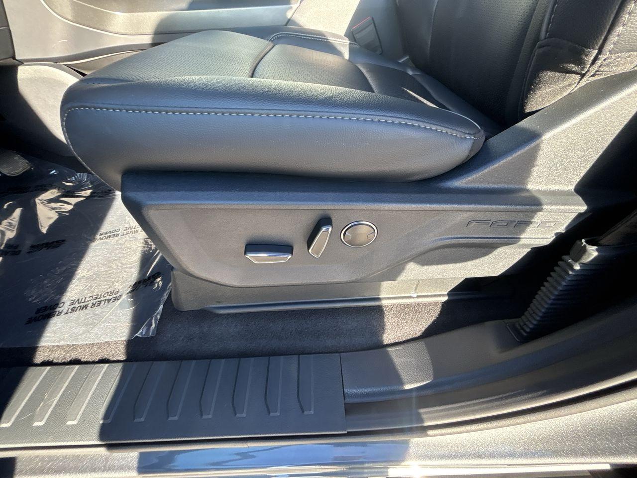 2025 Ford F-150 Lariat 4WD SuperCrew 5.5' Box Photo5