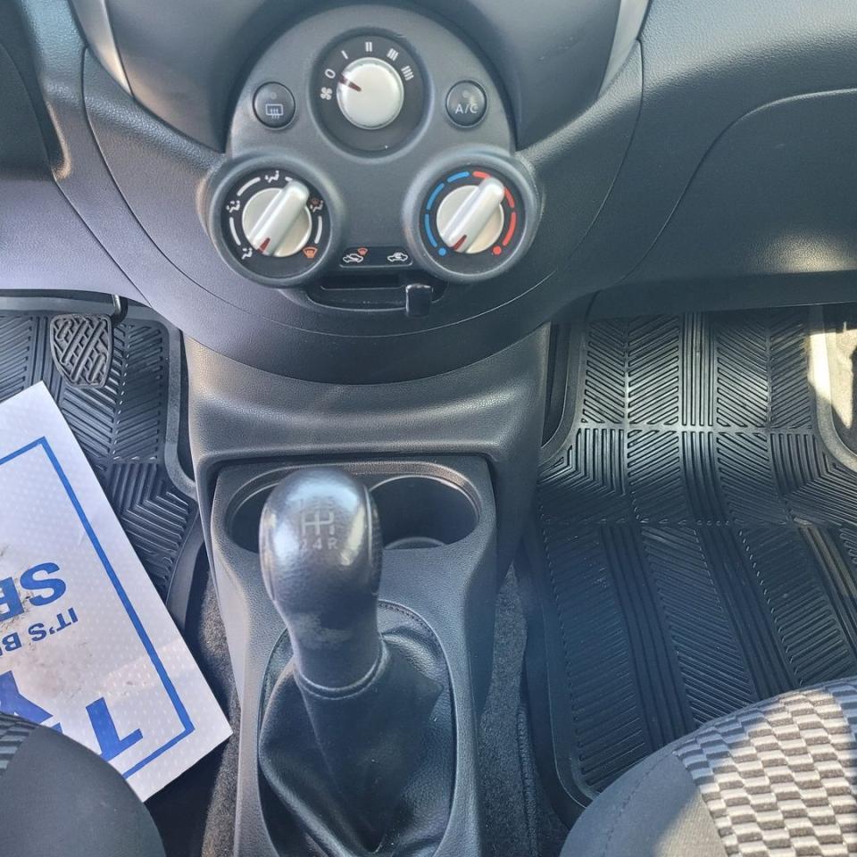 2015 Nissan Micra SV Photo14
