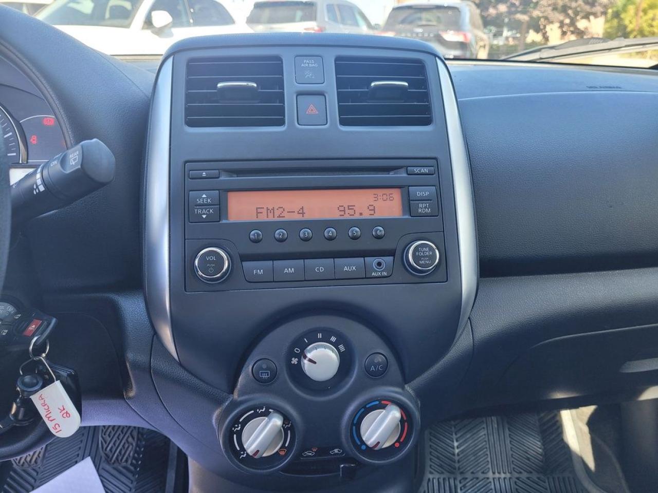 2015 Nissan Micra SV Photo13