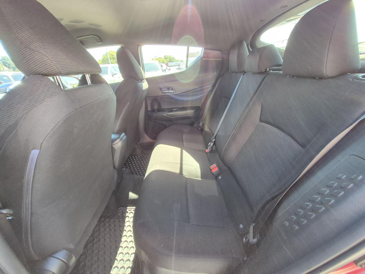 2019 Toyota C-HR XLE Photo12