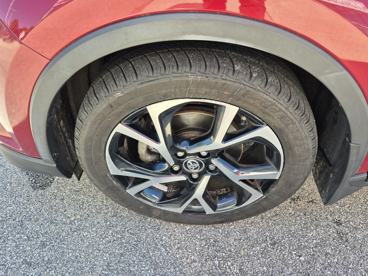 2019 Toyota C-HR XLE Photo31