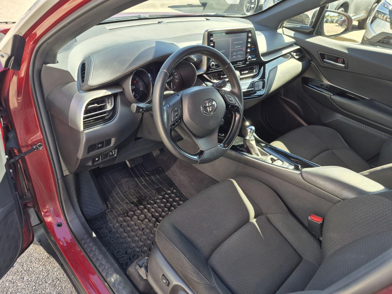 2019 Toyota C-HR XLE Photo22