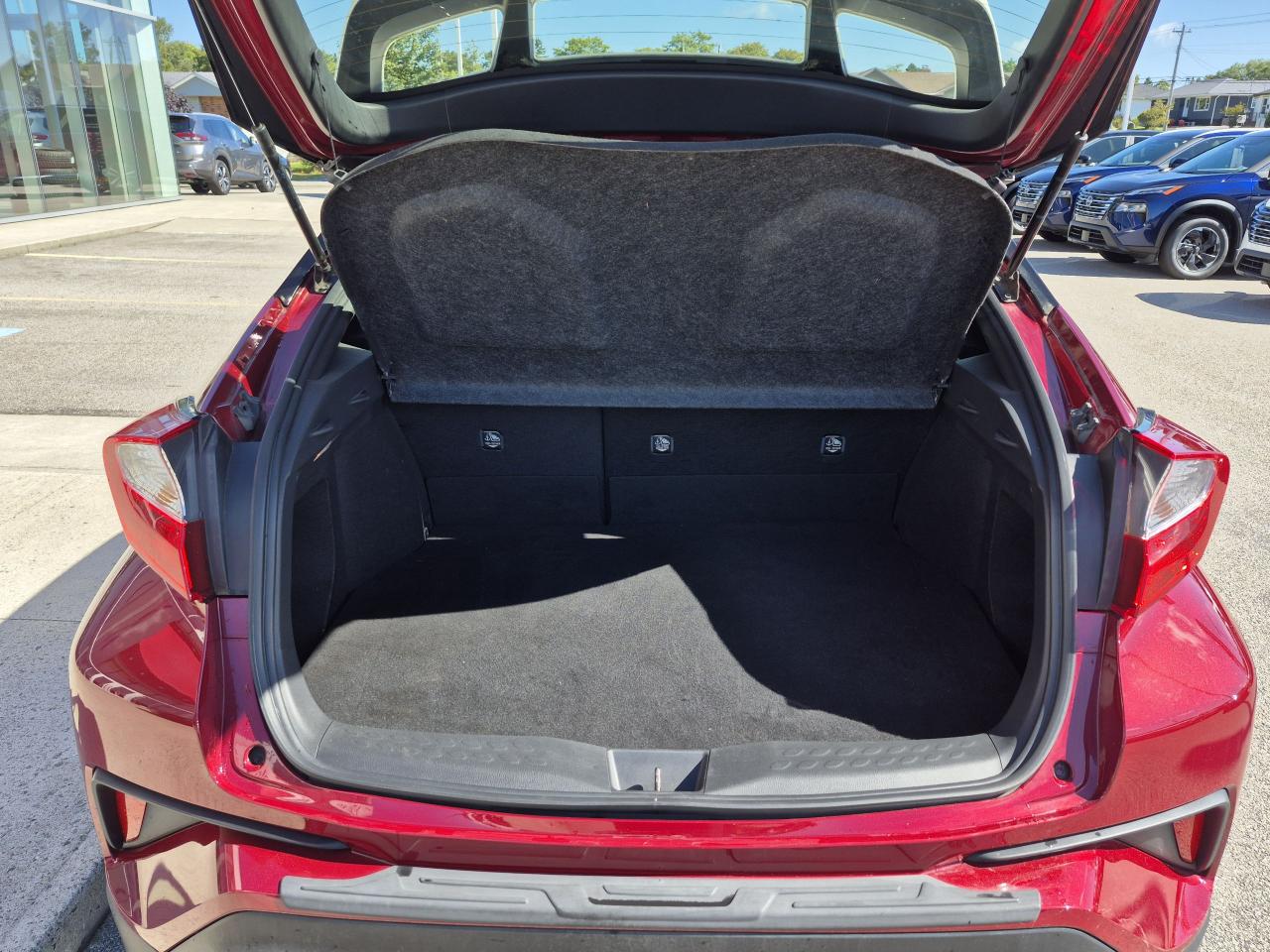 2019 Toyota C-HR XLE Photo14
