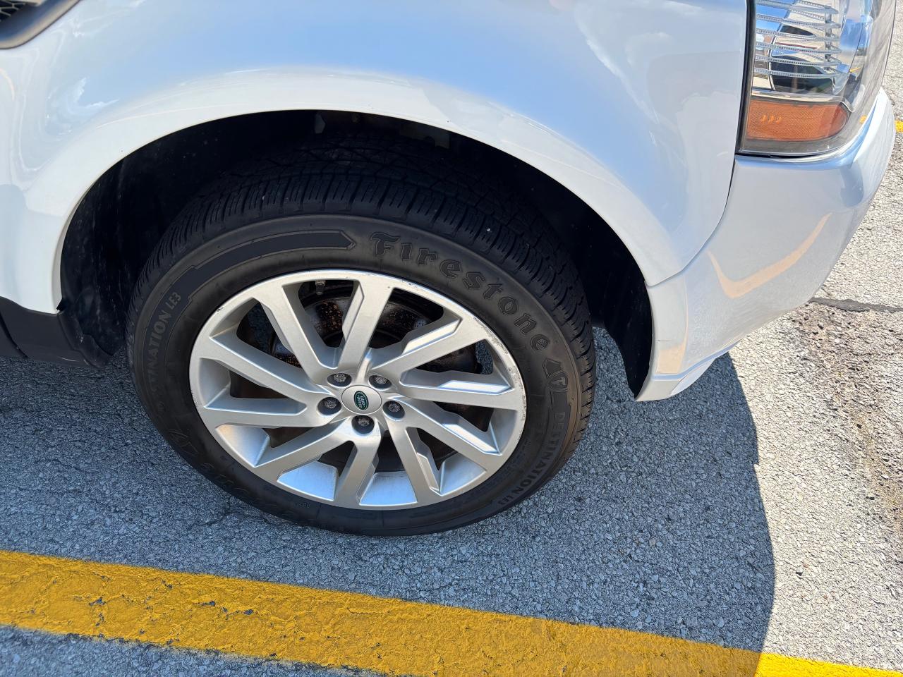 2014 Land Rover LR2 HSE Photo2