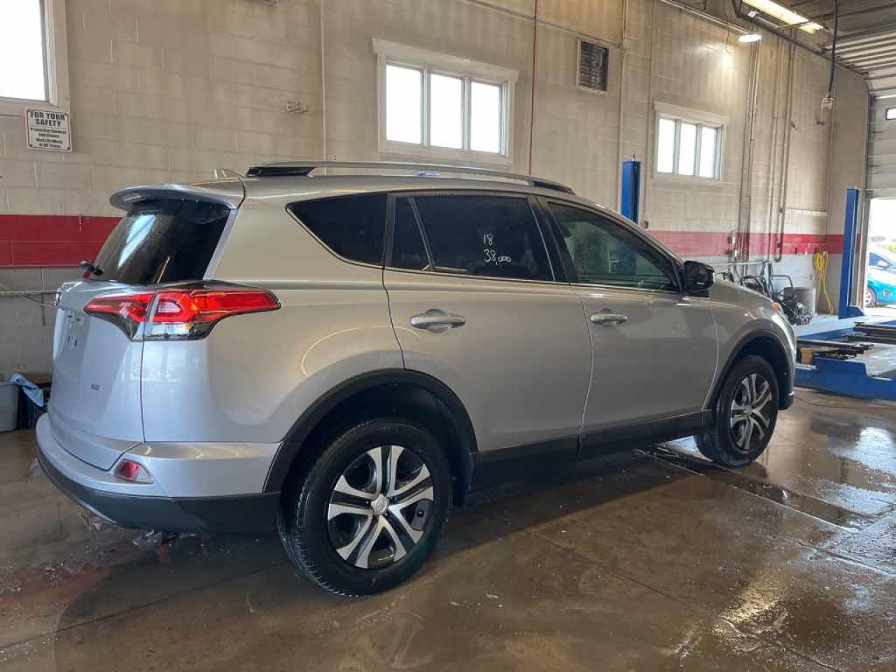 2018 Toyota RAV4 LE - Photo #4