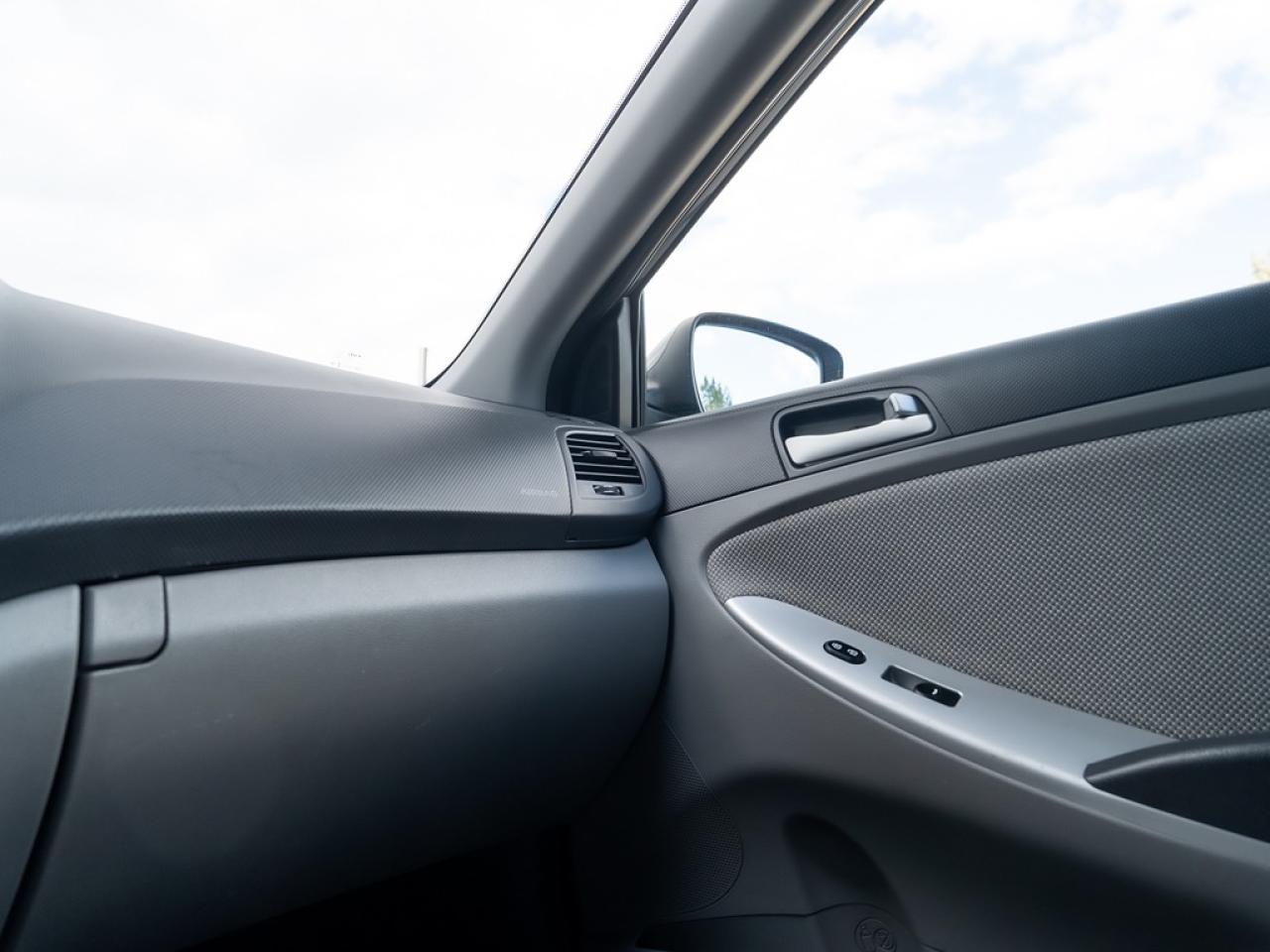 2013 Hyundai Accent GL Photo13