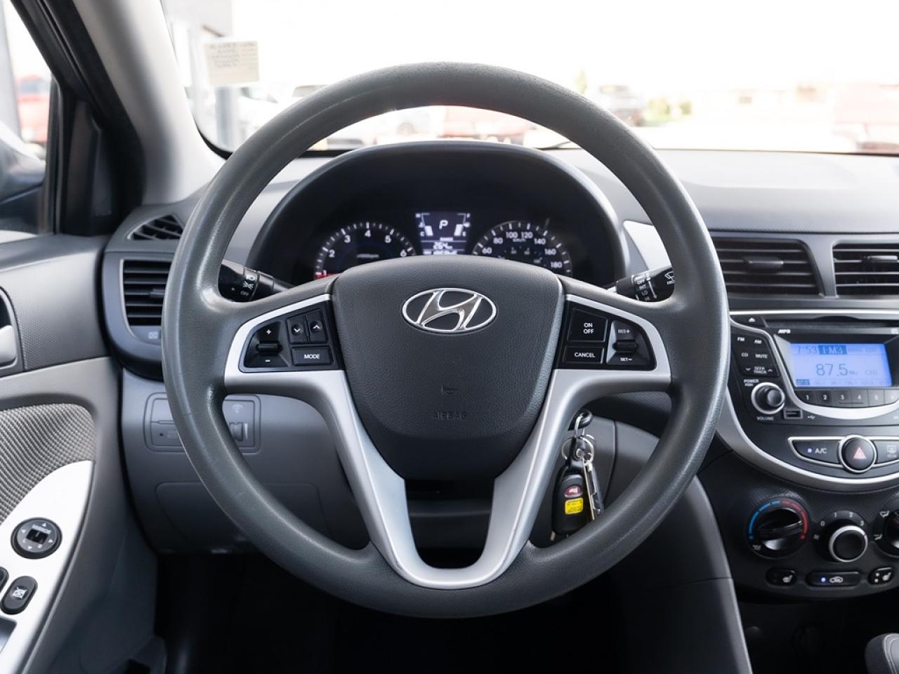 2013 Hyundai Accent GL Photo10