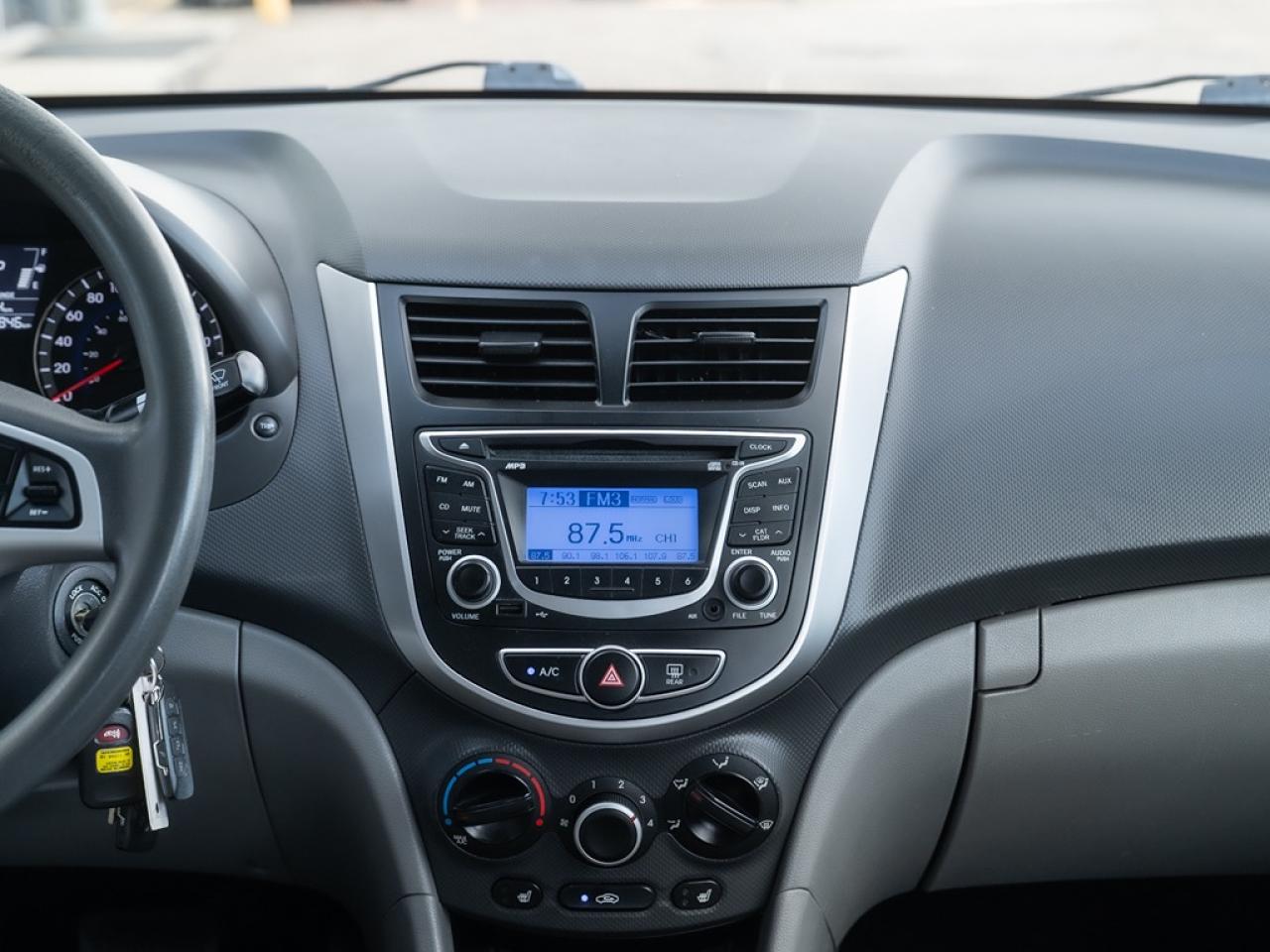 2013 Hyundai Accent GL Photo28