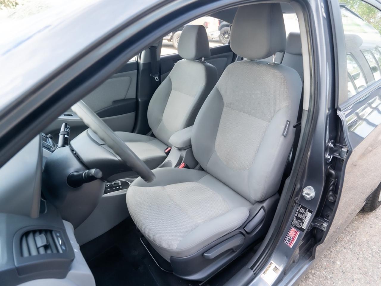 2013 Hyundai Accent GL Photo15