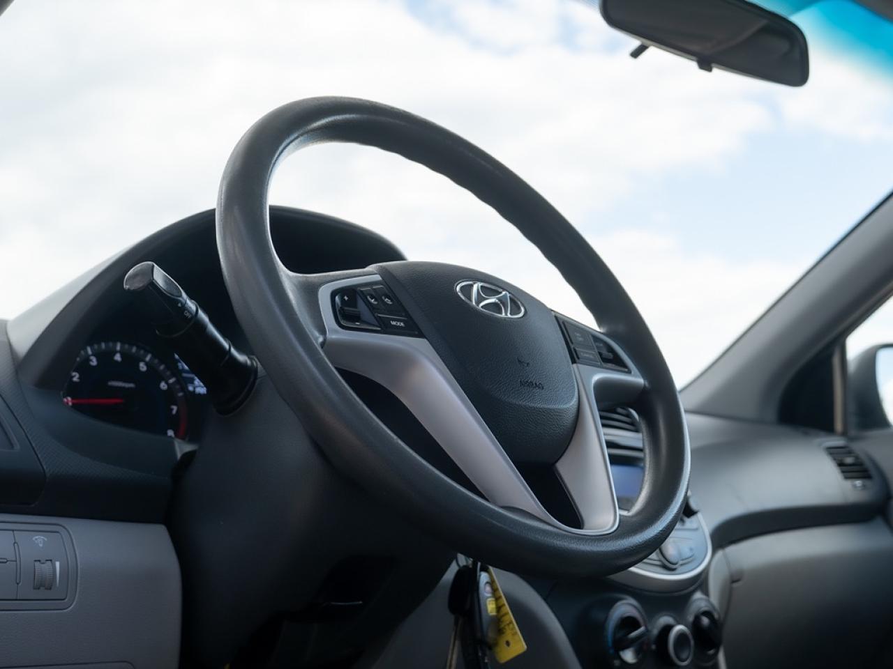 2013 Hyundai Accent GL Photo12