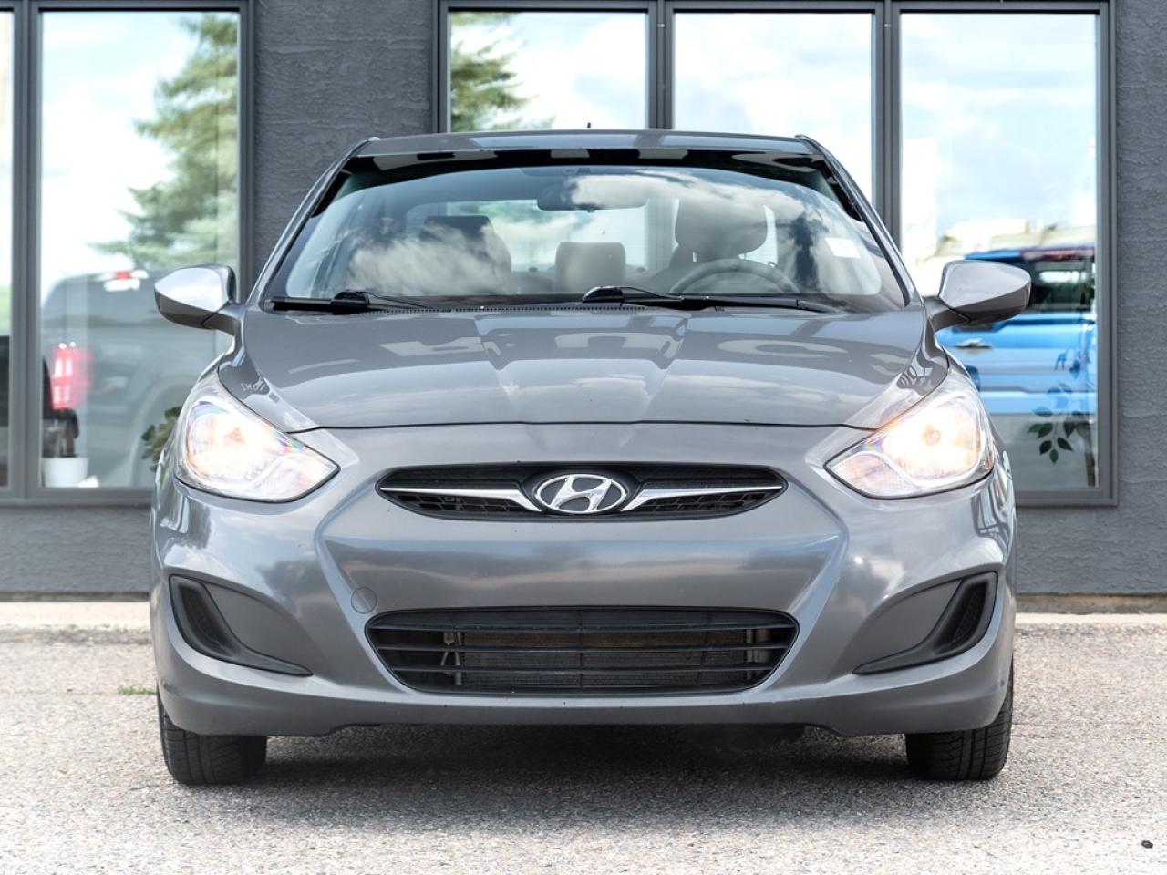 2013 Hyundai Accent GL Photo2