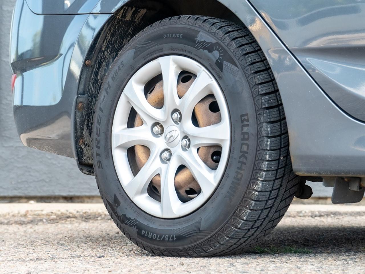 2013 Hyundai Accent GL Photo23