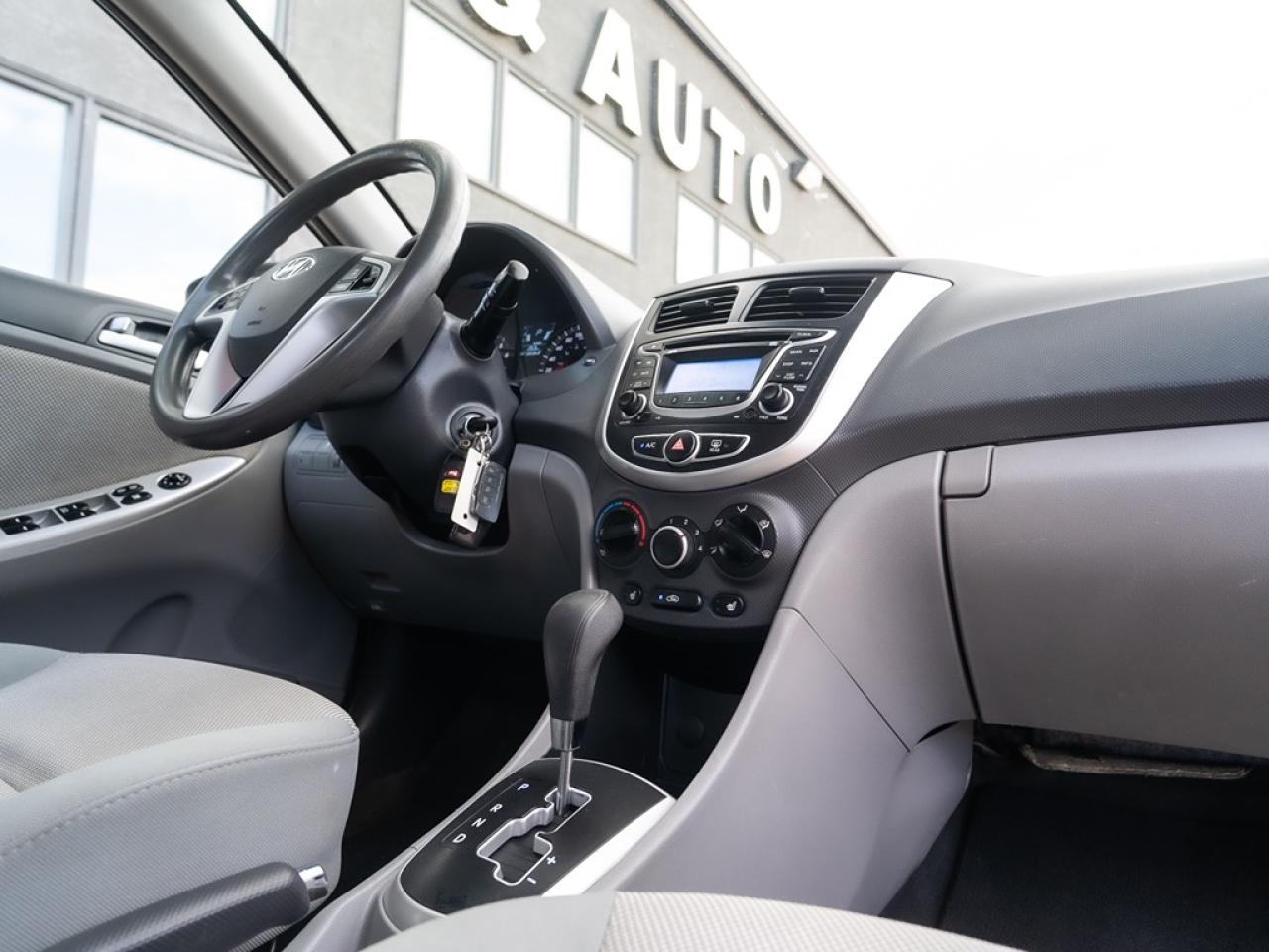 2013 Hyundai Accent GL Photo19