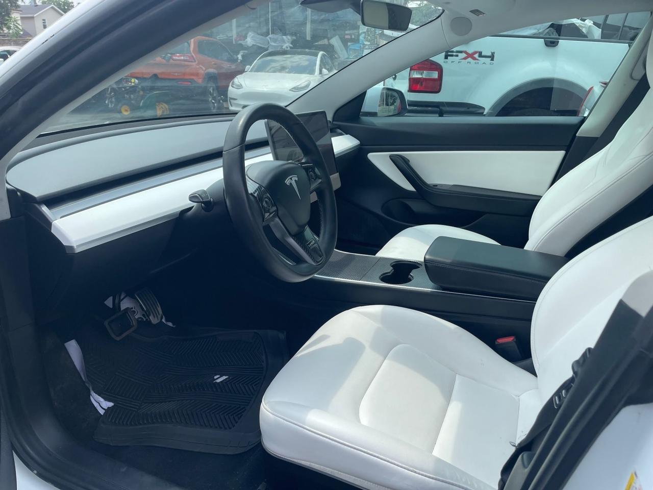 2020 Tesla Model 3 Standard Range Plus *WHITE INTERRIOR, CARBON FIBER - Photo #7