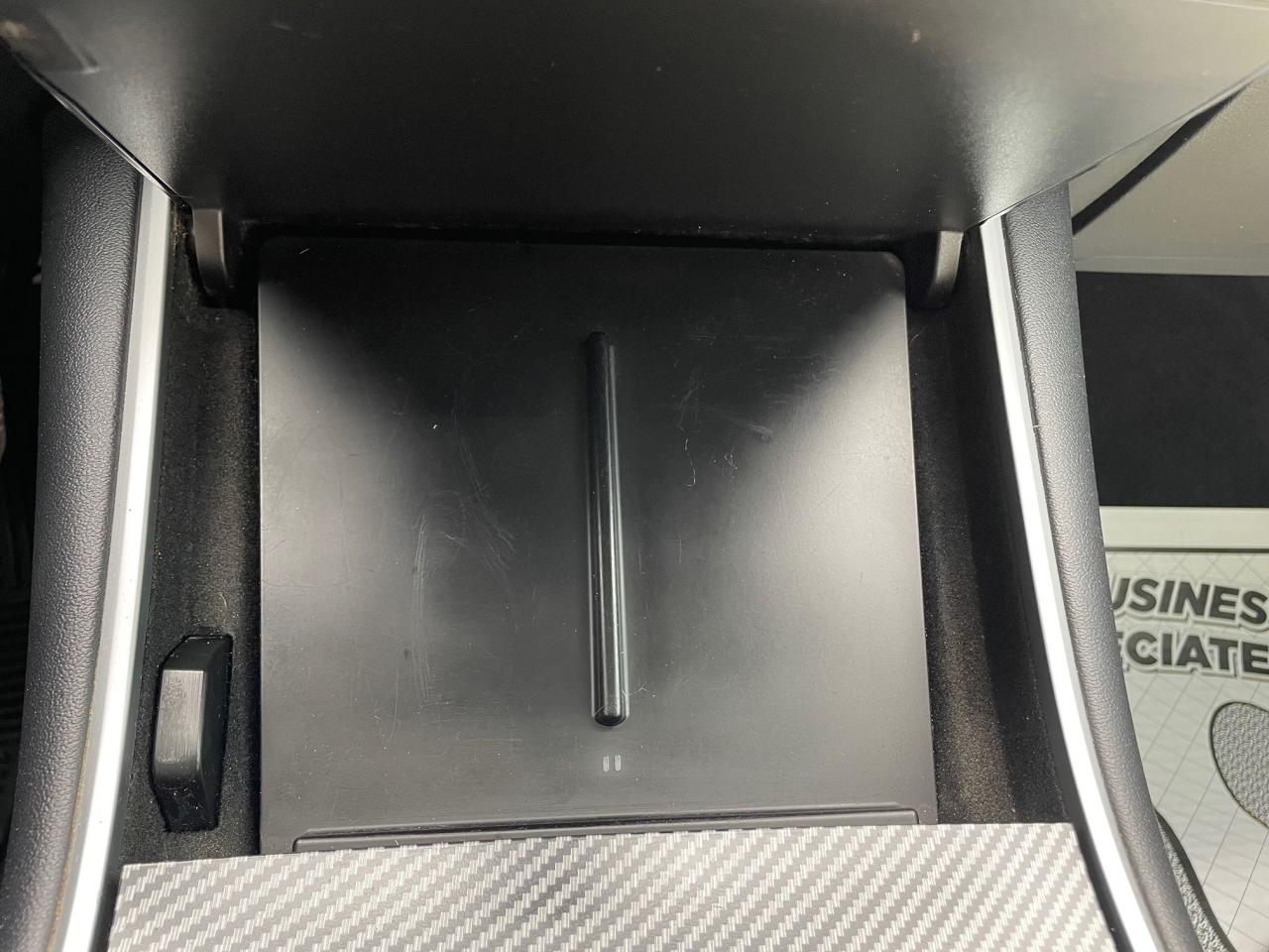 2020 Tesla Model 3 Standard Range Plus *WHITE INTERRIOR, CARBON FIBER - Photo #17