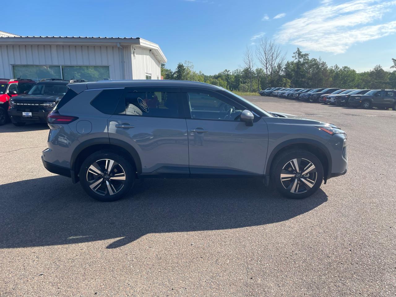 2024 Nissan Rogue SL Photo5