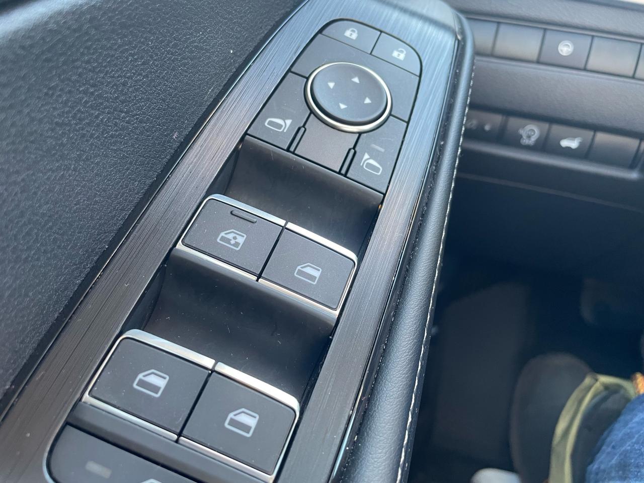 2024 Nissan Rogue SL Photo5