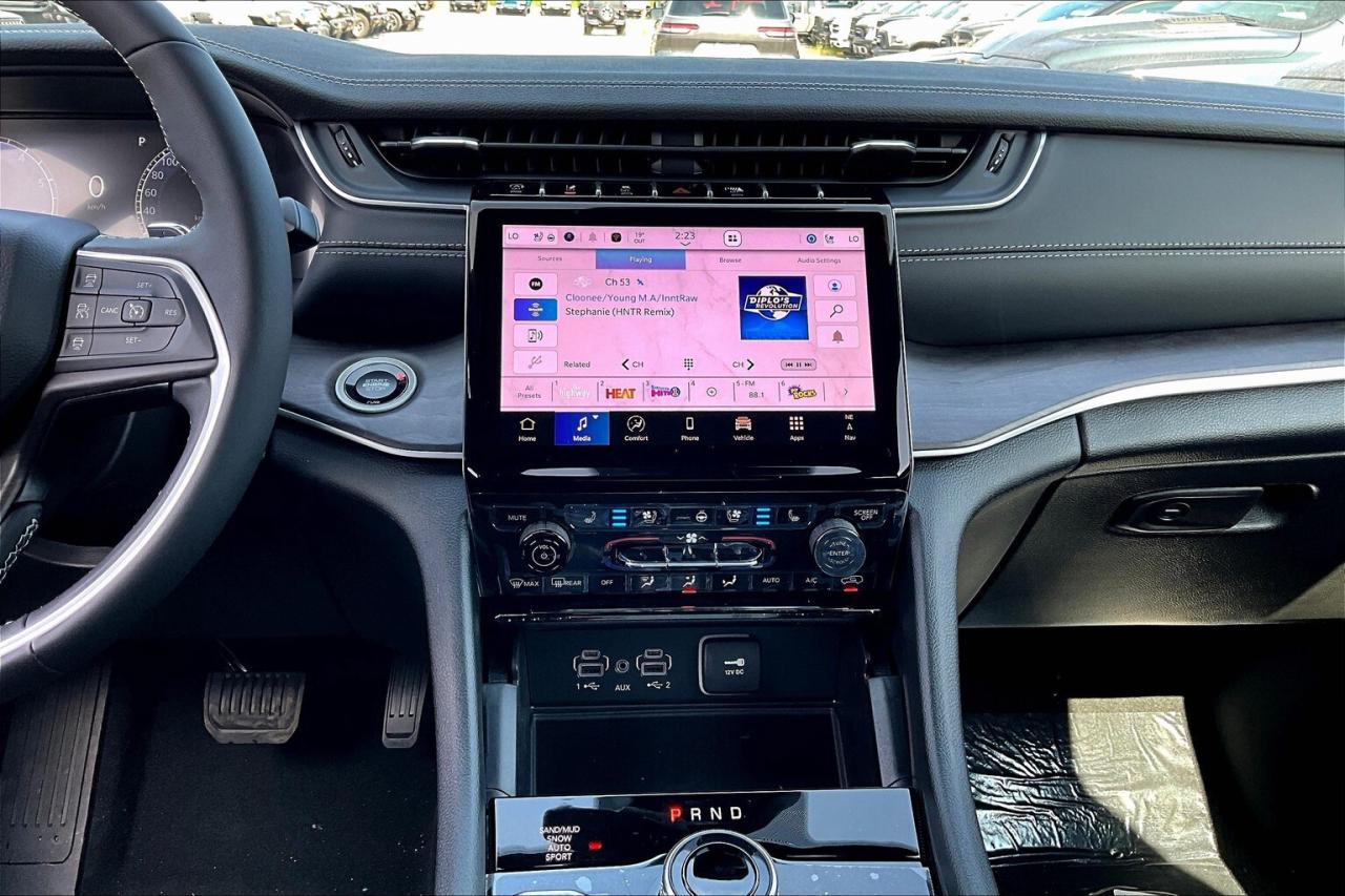 2025 Jeep Grand Cherokee LIMITED | Black App Pkg | Pano Roof | LuxTech 2 Photo