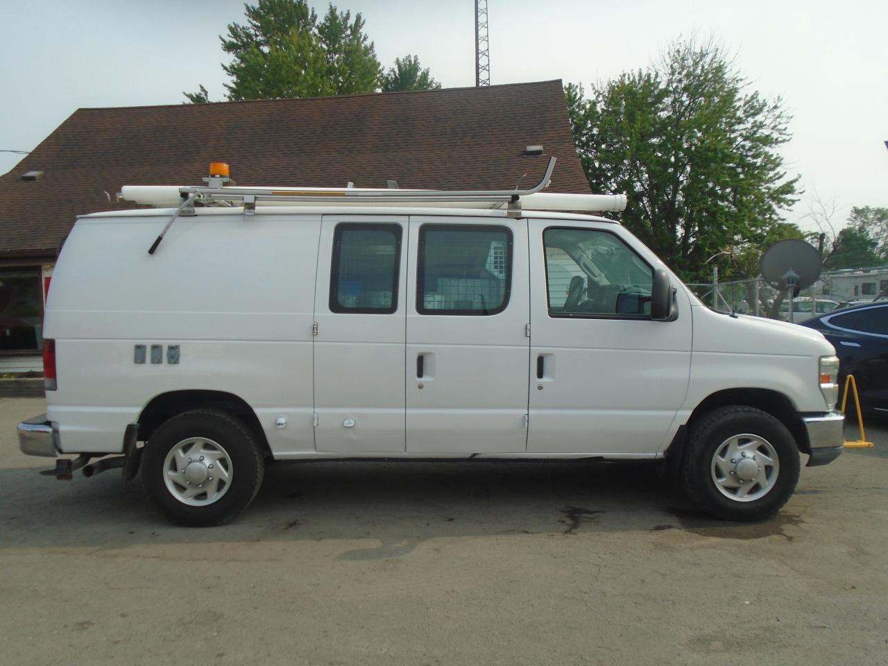 2011 Ford Econoline E-350 Super Duty Commercial Photo3
