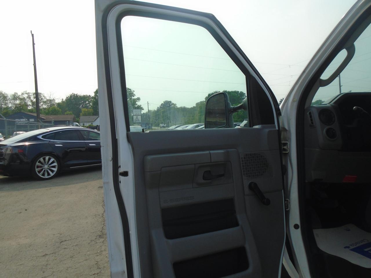 2011 Ford Econoline E-350 Super Duty Commercial - Photo #9