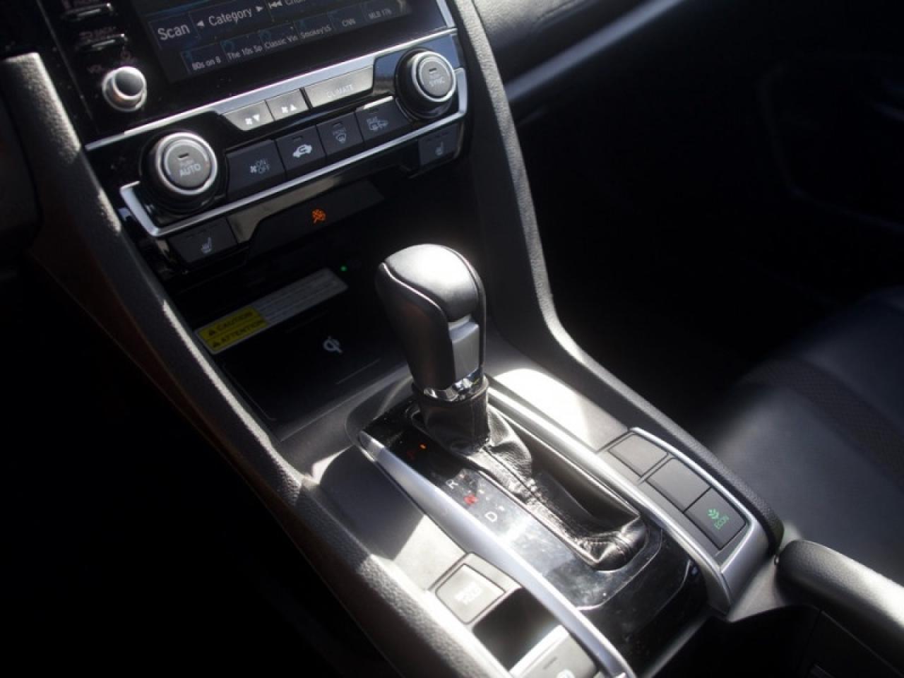 2020 Honda Civic Sedan Touring  **VERY LOW KMS** Photo