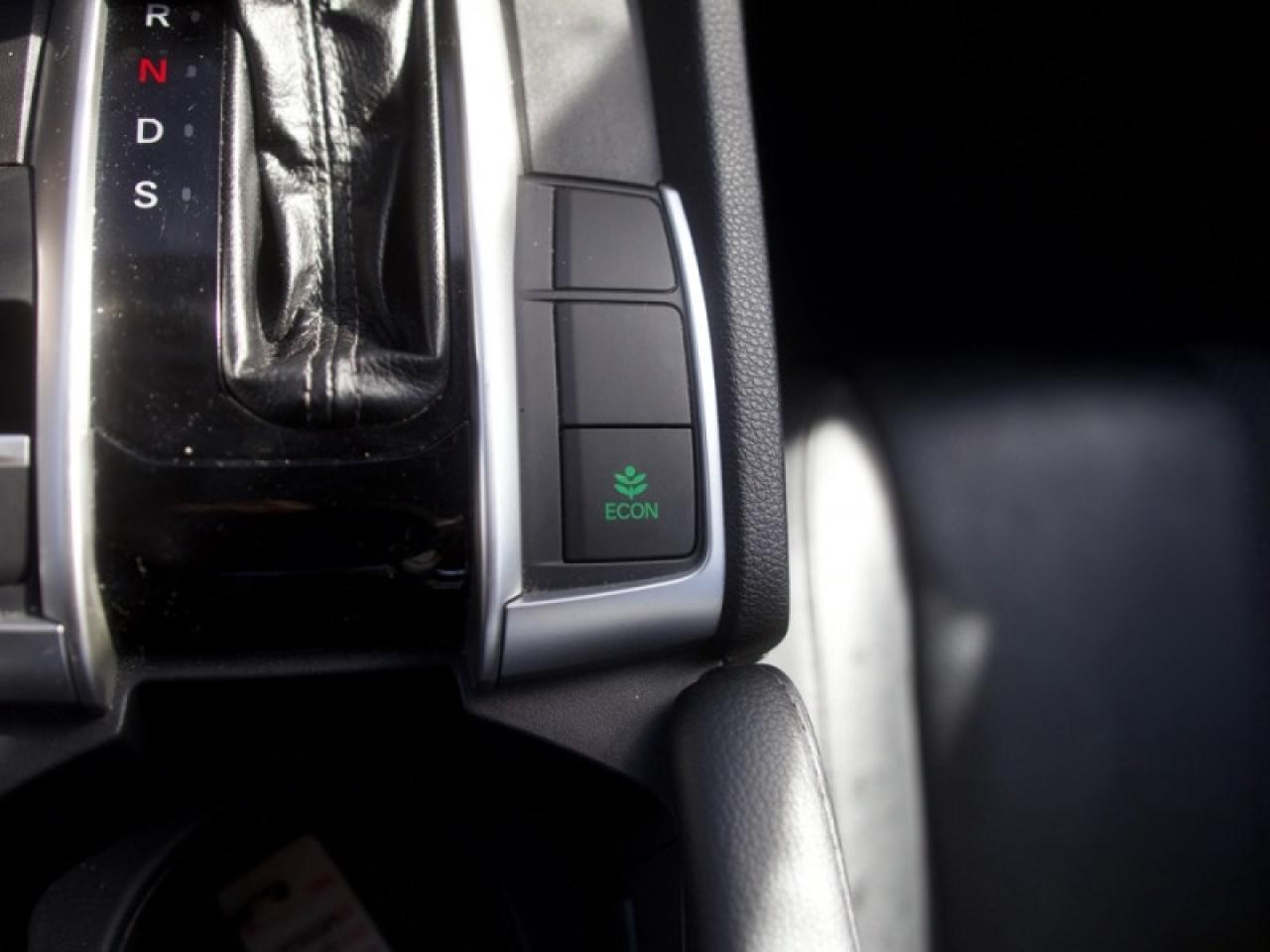 2020 Honda Civic Sedan Touring  **VERY LOW KMS** Photo
