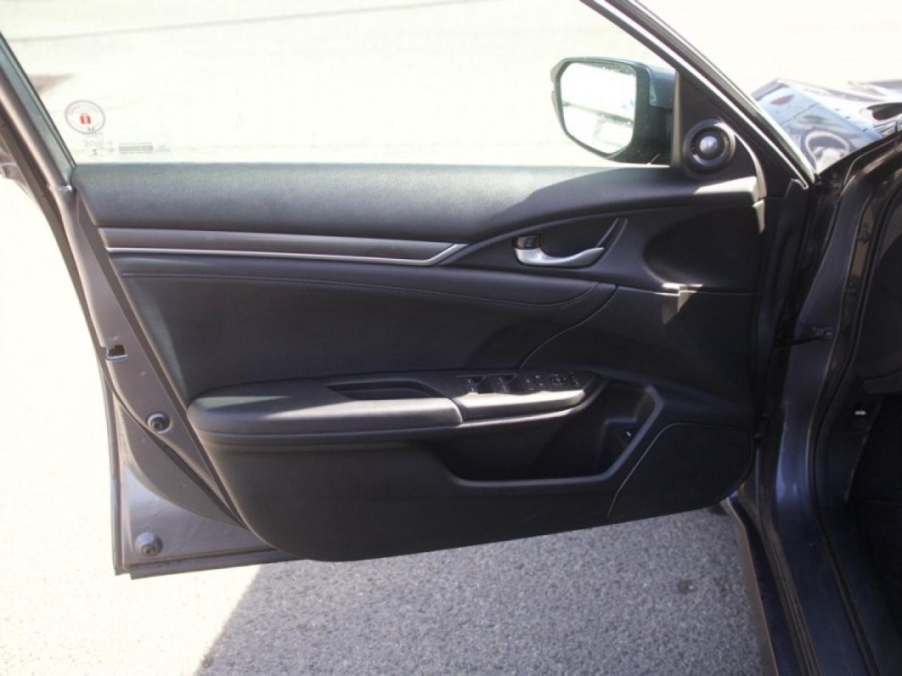 2020 Honda Civic Sedan Touring  **VERY LOW KMS** Photo