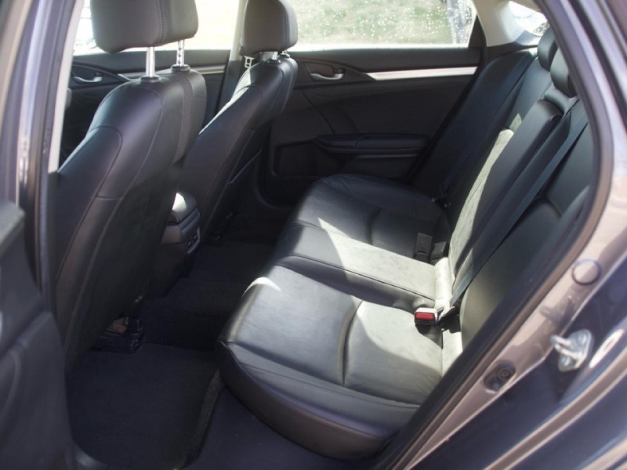 2020 Honda Civic Sedan Touring  **VERY LOW KMS** Photo