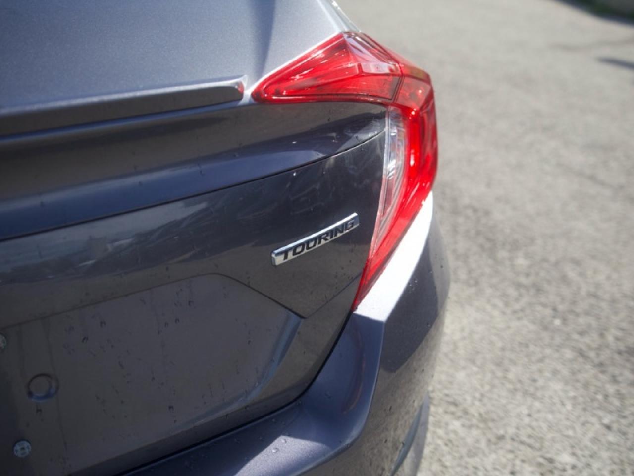 2020 Honda Civic Sedan Touring  **VERY LOW KMS** Photo