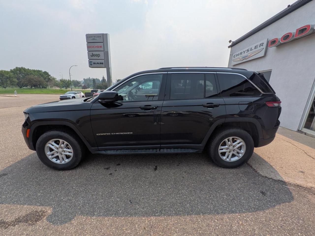 2023 Jeep Grand Cherokee LAREDO 4x4 Photo