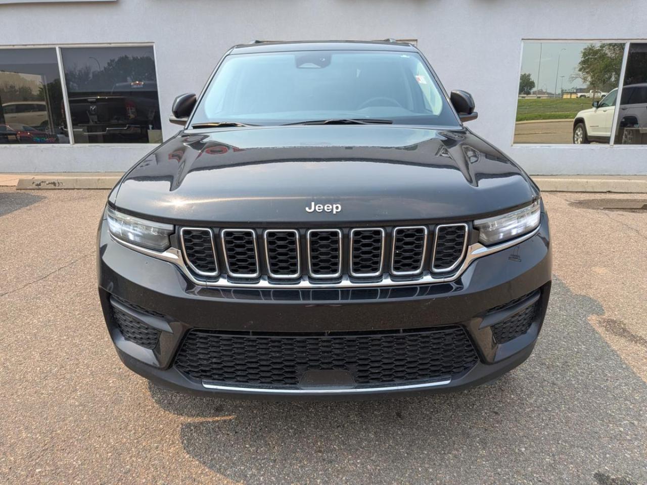 2023 Jeep Grand Cherokee LAREDO 4x4 Photo