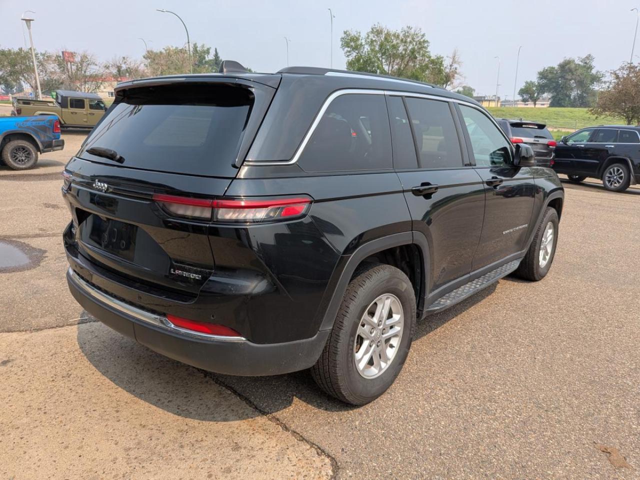 2023 Jeep Grand Cherokee LAREDO 4x4 Photo