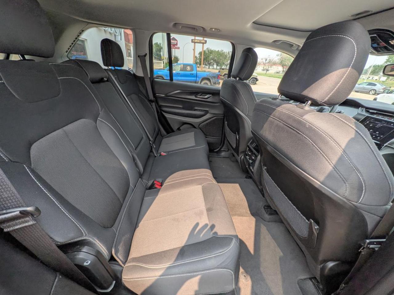 2023 Jeep Grand Cherokee LAREDO 4x4 Photo