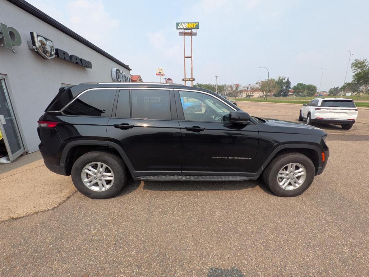 2023 Jeep Grand Cherokee LAREDO 4x4 Photo