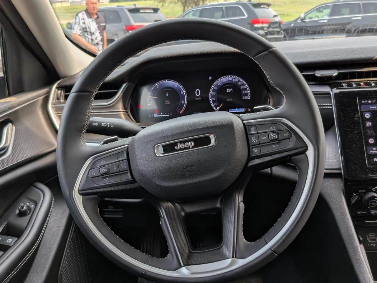 2023 Jeep Grand Cherokee LAREDO 4x4 Photo