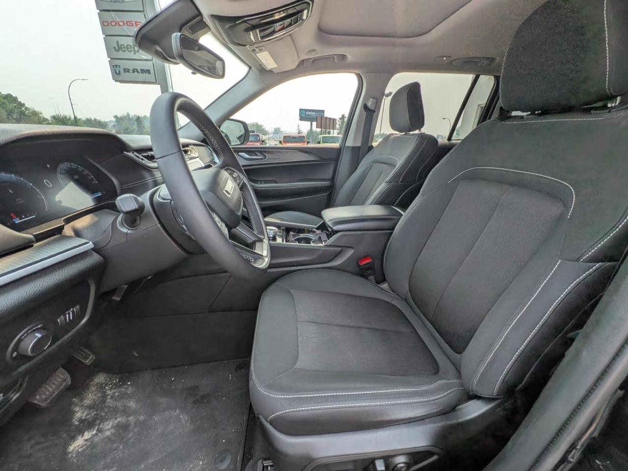 2023 Jeep Grand Cherokee LAREDO 4x4 Photo