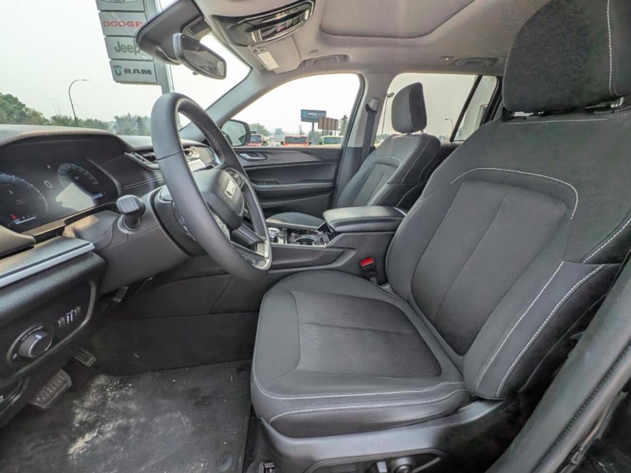 2023 Jeep Grand Cherokee Laredo Photo