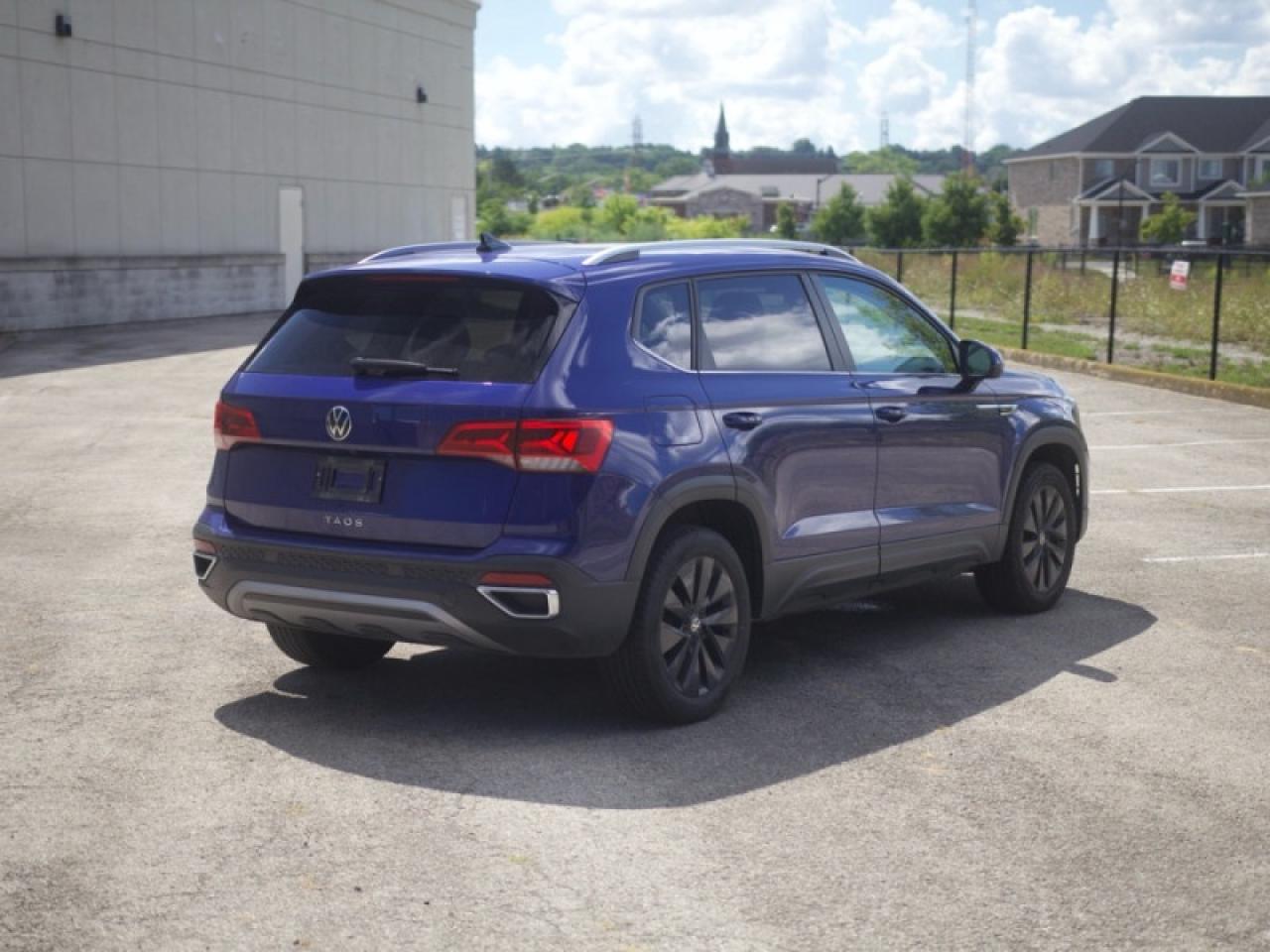 2024 Volkswagen Taos Comfortline  **PANO SUNROOF** Photo4
