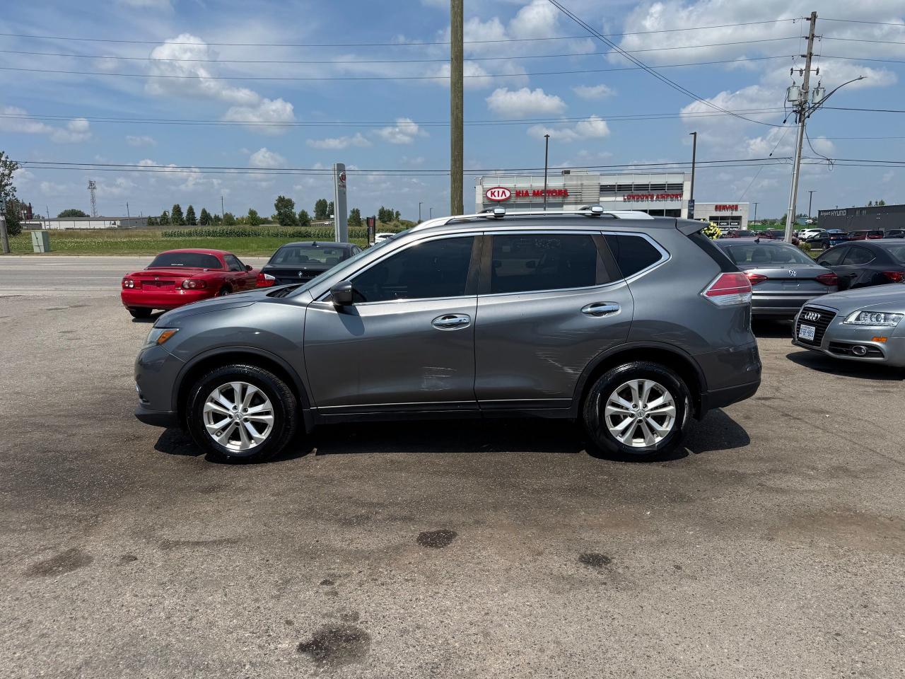 2016 Nissan Rogue SV, AWD, PANO ROOF, WELL SERVICED, CERTIFIED - Photo #2