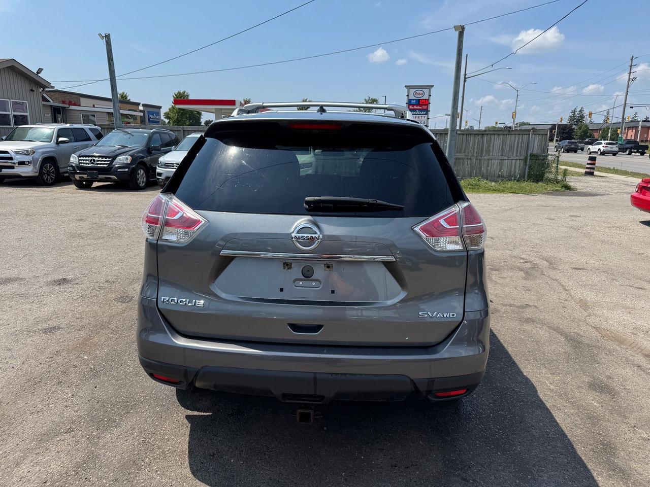 2016 Nissan Rogue SV, AWD, WELL SERVICED, CERTIFIED Photo