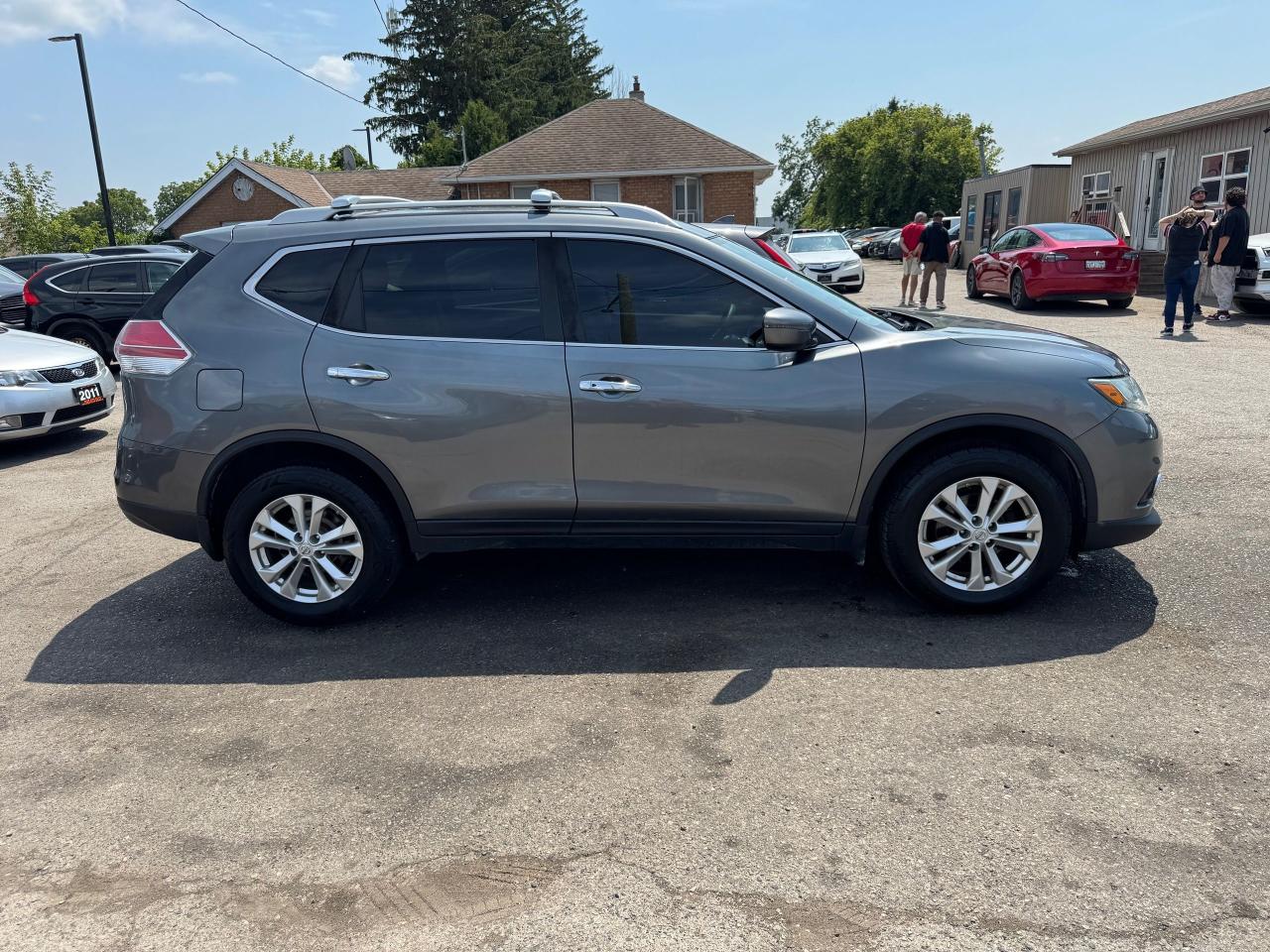 2016 Nissan Rogue SV, AWD, PANO ROOF, WELL SERVICED, CERTIFIED - Photo #6