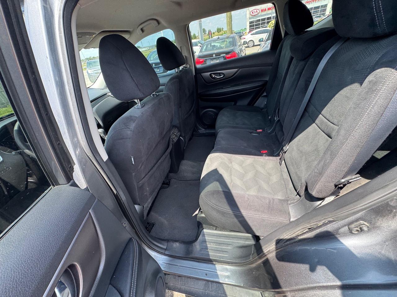 2016 Nissan Rogue SV, AWD, PANO ROOF, WELL SERVICED, CERTIFIED - Photo #12