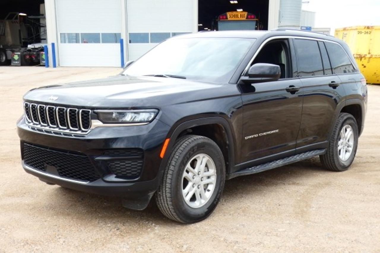 2023 Jeep Grand Cherokee Laredo 4x4 w/Htd cloth, S/R, BUC - Photo #2