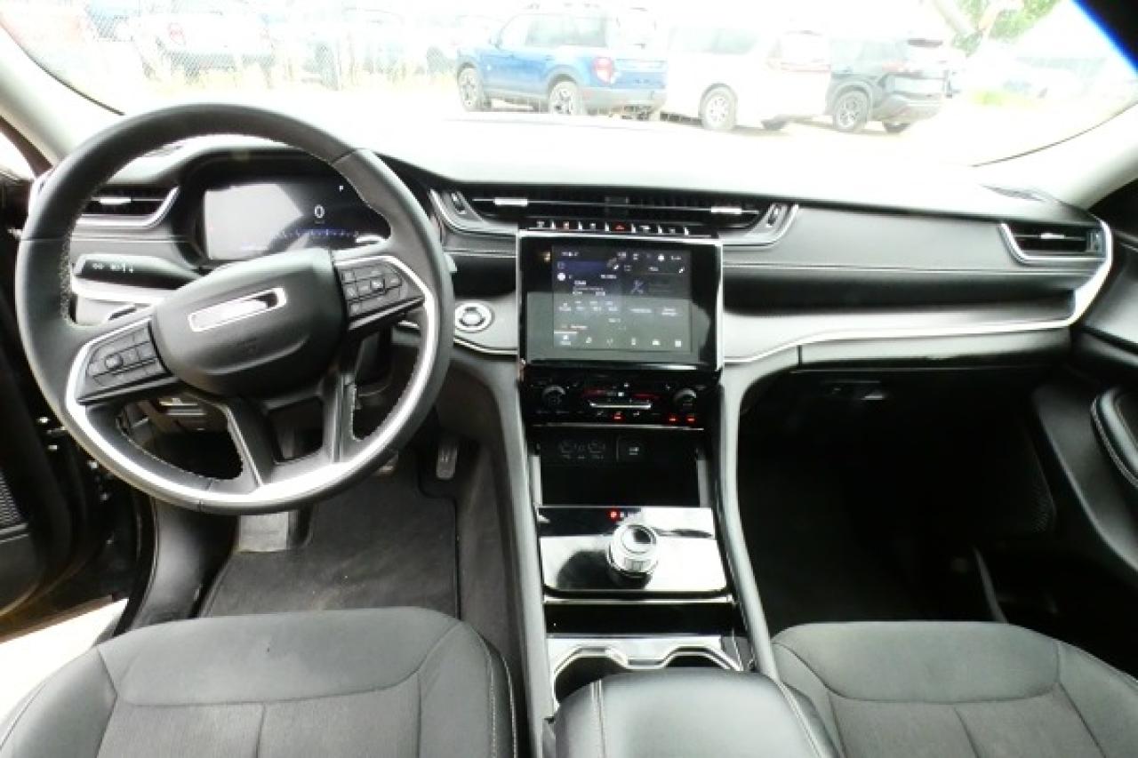 2023 Jeep Grand Cherokee Laredo 4x4 w/Htd cloth, S/R, BUC - Photo #12